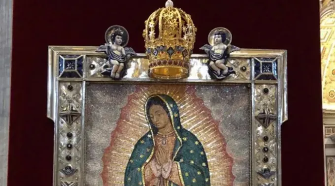 Coroa e moldura da imagem de Nossa Senhora de Guadalupe em sua capela nas grutas do Vaticano. ?? 