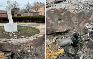 Imagem de Nossa Senhora em frente à Igreja do Sagrado Coração de Jesus em Kherson. Detalhe do projétil a poucos metros da imagem.