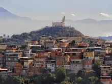 Vista da Igreja da Penha cercada pelos complexos da Penha e do Alemão.