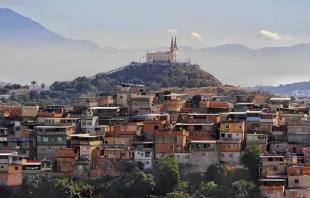 Vista da Igreja da Penha cercada pelos complexos da Penha e do Alemão.