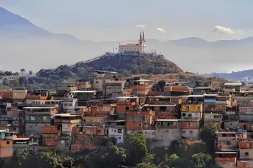 Vista da Igreja da Penha cercada pelos complexos da Penha e do Alemão.