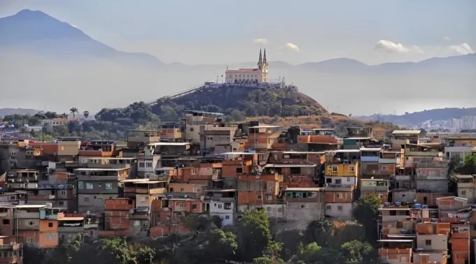 Vista da Igreja da Penha cercada pelos complexos da Penha e do Alemão. ?? 