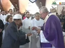 Dom Geremias Steinmetz, arcebispo de Londrina (PR), dá a comunhão ao xeque Ahmad Saleh Mahairi em missa de exéquias de dom Geraldo Majella.