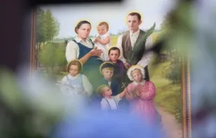Retrato da família Ulma revelado hoje (10) em sua missa de beatificação.