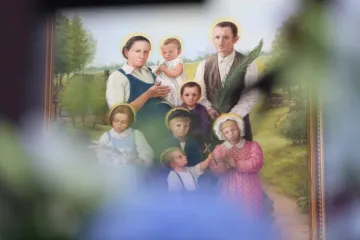 Retrato da família Ulma revelado hoje (10) em sua missa de beatificação.