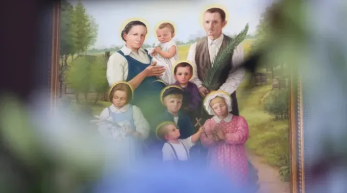 Retrato da família Ulma revelado hoje (10) em sua missa de beatificação. ?? 