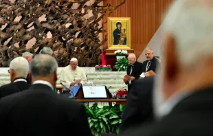 Papa Francisco com participantes do Sínodo da Sinodalidade no Vaticano na última sexta (6).