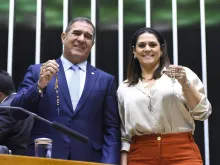 O deputado Luiz Gastão e a deputada Simone Marquetto na Câmara dos Deputados em Brasília (DF).