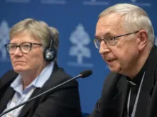 Catherine Clifford, professora da Universidade St. Paul em Ottawa, Canadá, e o arcebispo Stanisław Gadecki da Polônia no Sínodo da Sinodalidade em 26 de outubro de 2023, coletiva de imprensa.