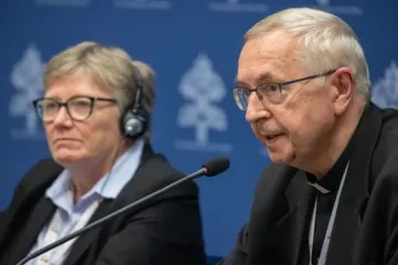 Catherine Clifford, professora da Universidade St. Paul em Ottawa, Canadá, e o arcebispo Stanisław Gadecki da Polônia no Sínodo da Sinodalidade em 26 de outubro de 2023, coletiva de imprensa.