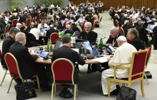 Papa Francisco entre os delegados do Sínodo da Sinodalidade, realizado em outubro de 2023.