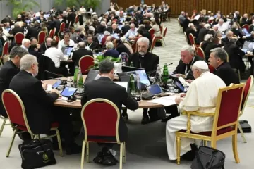 Papa Francisco entre os delegados do Sínodo da Sinodalidade, realizado em outubro de 2023.