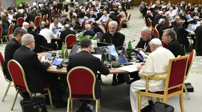 Papa Francisco entre os delegados do Sínodo da Sinodalidade, realizado em outubro de 2023. ?? 