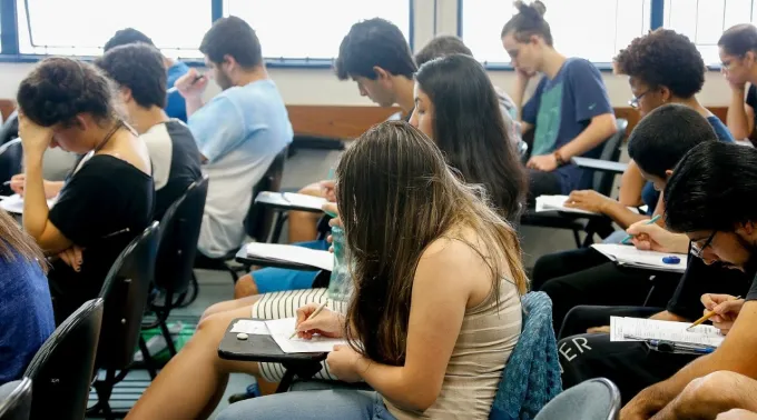 Estudantes fazendo prova
