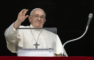 Papa Francisco acena a peregrinos na praça de São Pedro, no Vaticano, na quarta (1°).