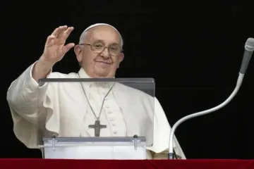 Papa Francisco acena a peregrinos na praça de São Pedro, no Vaticano, na quarta (1°).
