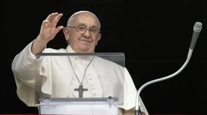Papa Francisco acena a peregrinos na praça de São Pedro, no Vaticano, na quarta (1°). ?? 