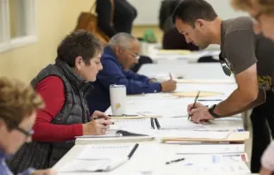 Eleitores em local de votação da Questão 1 ontem (7) em Columbus, Ohio, nos EUA.
