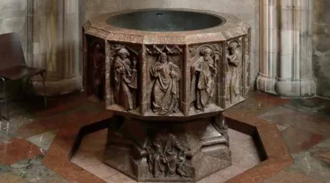Pia batismal na catedral de Santo Estêvão em Viena, na Áustria. ?? 