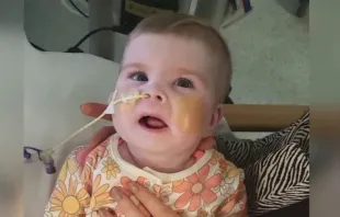 O governo italiano decidiu, numa reunião de emergência na segunda (6), conceder a cidadania italiana ao bebé Indi Gregory, de 8 meses, gravemente doente, e cobrir os custos do seu tratamento médico no hospital Bambino Gesù, no Vaticano. O hospital pediátrico do Vaticano ofereceu tratamento depois que um tribunal britânico decidiu que ela deveria ser retirada do aparelho de suporte vital contra a vontade de seus pais.