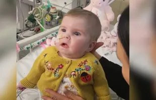 Indi Gregory, uma bebê britânica de 8 meses com doença terminal, recebeu mais tempo de vida depois que um tribunal deu permissão à sua família ontem (9) para recorrer da decisão de um juiz que determinou que seu suporte de vida fosse removido.