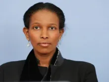 Ayaan Hirsi Ali é uma ativista, escritora e política americana nascida na Somália e é conhecida por suas opiniões críticas ao Islã e por apoiar os direitos das mulheres.