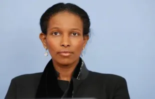 Ayaan Hirsi Ali é uma ativista, escritora e política americana nascida na Somália e é conhecida por suas opiniões críticas ao Islã e por apoiar os direitos das mulheres.