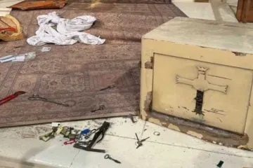 Sacrário arrancado de seu lugar e jogado ao chão em vandalismo ontem (15) na Basílica do Sagrado Coração em Rouen, na França.