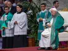 O papa Francisco segura rosário durante a missa de conclusão da  Assembleia Geral Ordinária do Sínodo dos Bispos, em 29 de outubro de 2023.
