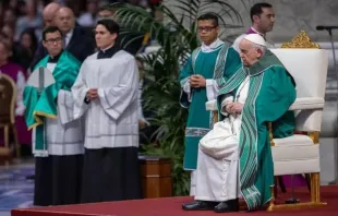 O papa Francisco segura rosário durante a missa de conclusão da  Assembleia Geral Ordinária do Sínodo dos Bispos, em 29 de outubro de 2023.