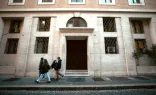 A fachada do apartamento do cardeal Raymond Burke no Vaticano.