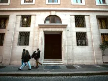 A fachada do apartamento do cardeal Raymond Burke no Vaticano.
