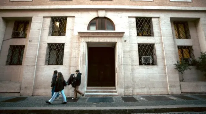A fachada do apartamento do Cardeal Raymond Burke no Vaticano ?? 