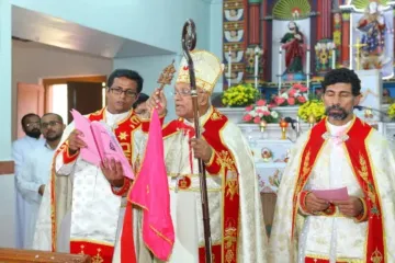 Liturgia na Igreja Arquiepiscopal Maior Siro-Malabar de Santa Maria, Arakuzha, Índia
