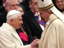 O papa Bento XVI é saudado pelo papa Francisco durante o consistório público ordinário na basílica de São Pedro, no Vaticano, em 14 de fevereiro de 2015.