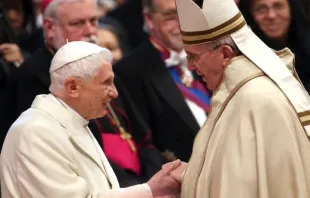 O papa Bento XVI é saudado pelo papa Francisco durante o consistório público ordinário na basílica de São Pedro, no Vaticano, em 14 de fevereiro de 2015.