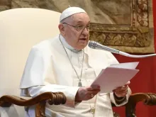 Papa Francisco em discurso ontem (8) a embaixadores de todo o mundo no Vaticano.
