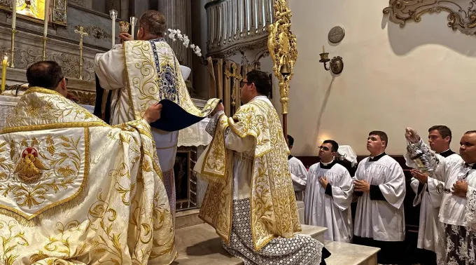 Dom Fernando Rifan celebra missa tradicional em Aparecida (SP) ?? 