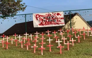 Cartaz pró-vida vandalizado na Igreja Católica de St. Paul em Fenton, Missouri, EUA, em 3 de outubro de 2023.