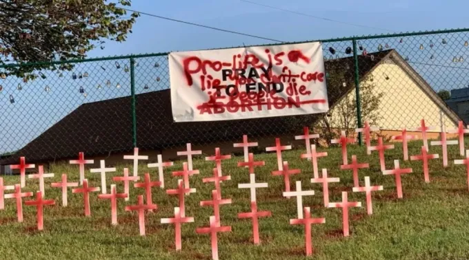 Cartaz pró-vida vandalizado ?? 