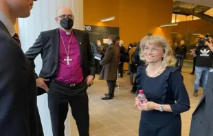 O legislador finlandês Päivi Räsänen (à direita) e o bispo luterano Juhana Pohjola estão sendo julgados por violar as leis de "discurso de ódio" da Finlândia