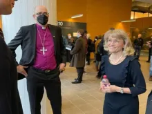 O legislador finlandês Päivi Räsänen (à direita) e o bispo luterano Juhana Pohjola estão sendo julgados por violar as leis de "discurso de ódio" da Finlândia