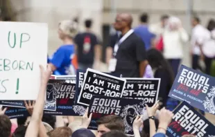 Manifestantes pró-vida seguram cartazes em frente ao Lincoln Memorial em Washington, DC, em 24 de junho de 2023.