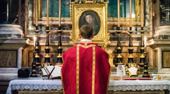 Sacerdote celebra missa ?? 