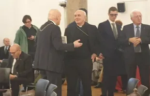 Dom Antonio Staglianò cumprimenta o grão-mestre da loja maçônica do Grande Oriente, Stefano Bisi,  na Fundação Cultural Ambrosianum em Milão, na Itália, na última sexta-feira (16).