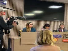 Laura Sgro e Gloria Branciani falam em coletiva de imprensa feita ontem (21) em Roma, na Itália.