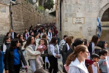 Via Sacra de crianças e jovens em Jerusalém