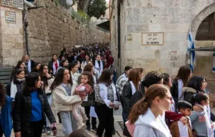 Cerca de mil crianças e jovens de crianças e jovens participam de Via Sacra e rezam pela paz na Via Dolorosa, em Jerusalém, na última sexta-feira (23).