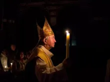 O arcebispo de Westminster, cardeal Vincent Nichols, lidera a Missa da Vigília Pascal na noite do Sábado Santo na catedral de Westminster, em 4 de abril de 2015, em Londres, Inglaterra.