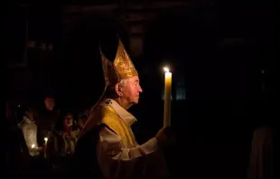 O arcebispo de Westminster, cardeal Vincent Nichols, lidera a Missa da Vigília Pascal na noite do Sábado Santo na catedral de Westminster, em 4 de abril de 2015, em Londres, Inglaterra.